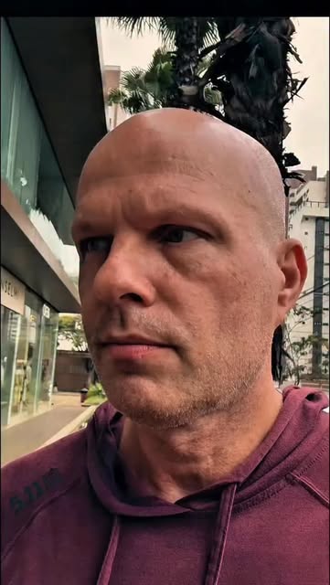 Ed Siatti ao ar livre, com moletom vinho, em imagem de seu Instagram